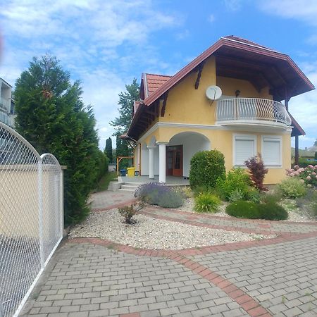 Vitorlas Villa, Emelet Balatonlelle Exterior photo